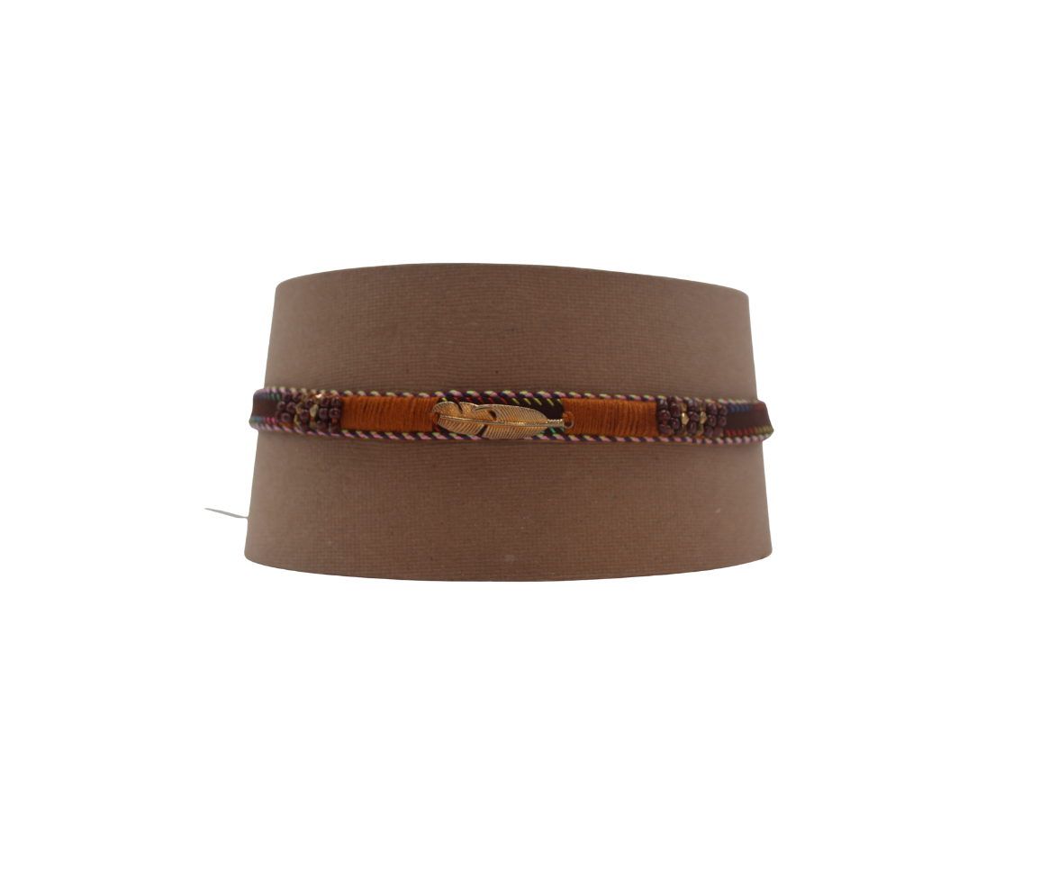 Toquilla artesanal con pluma decorativa