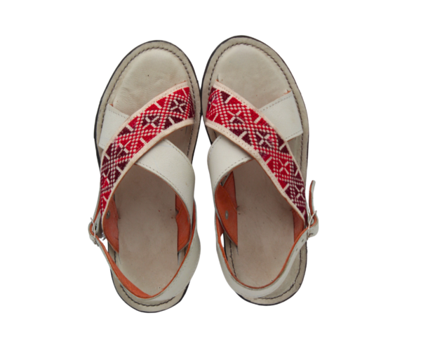 19 Huaraches de Piel con Bordado en Punto de Cruz Coatlanes