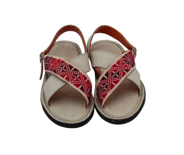 20 Huaraches de Piel con Bordado en Punto de Cruz Coatlanes