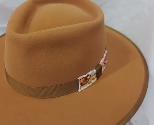 WhatsApp Image 2026-10-15 at 4.29.03 PM Sombrero mostaza lana de borrego bordado de pensamientos tonos mostazas