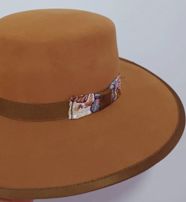 Sombrero de Lana Fina de Borrego con Bordado de Pensamientos