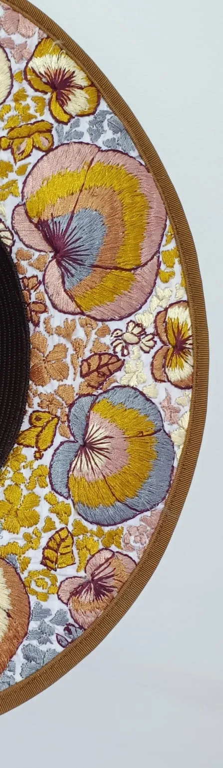 Sombrero de Lana Fina de Borrego con Bordado de Pensamientos