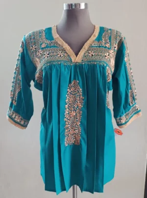 Blusa bordada con margaritas – Manga tres cuartos