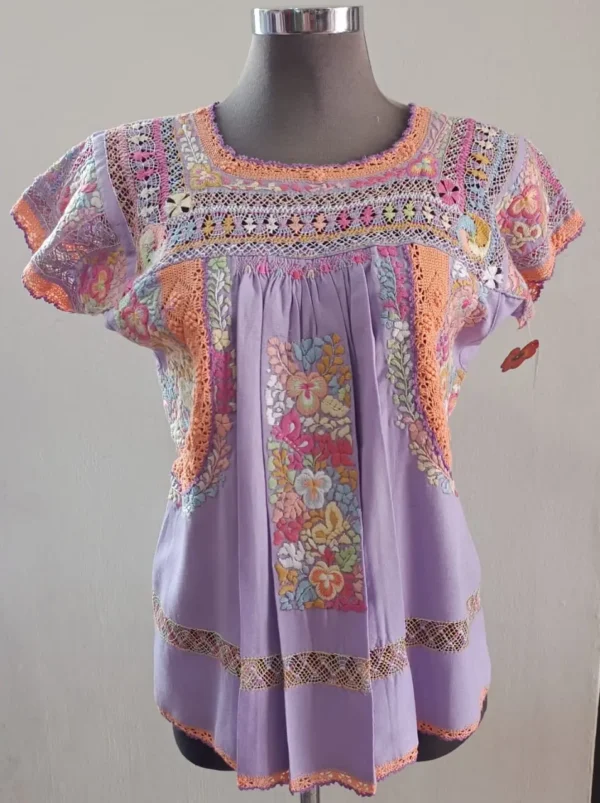 blusa2 Blusa bordada en moños – Manga corta