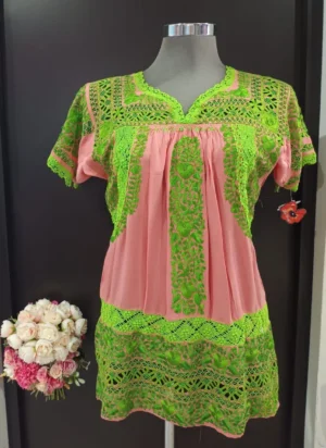Blusa artesanal bordada en rayón