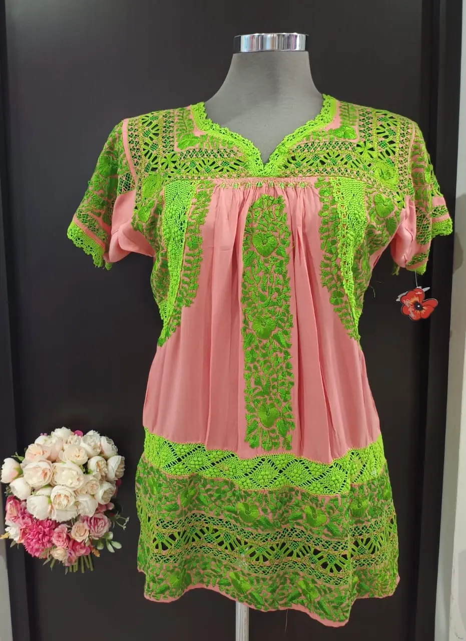 Blusa artesanal bordada en rayón