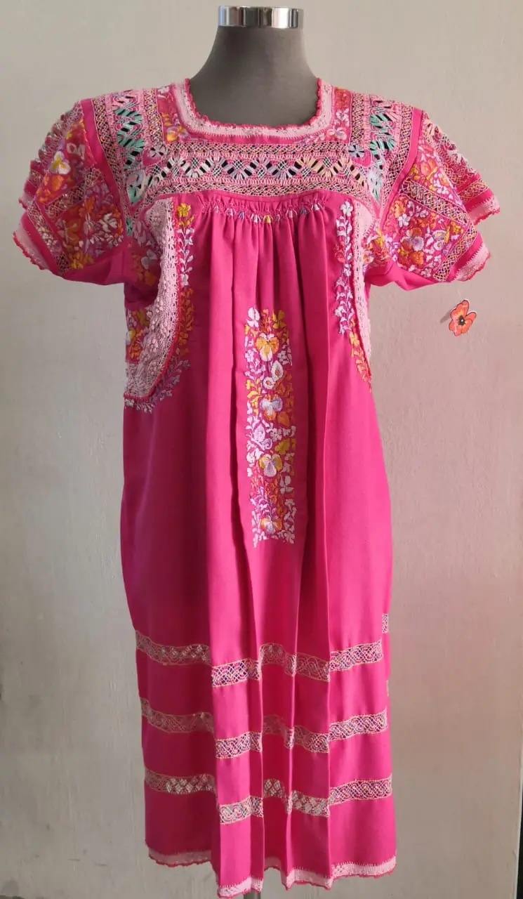 Vestido artesanal bordado en lino Siena