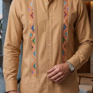 Guayabera bordada en hilo de seda de pensamientos con delineado hecho a mano