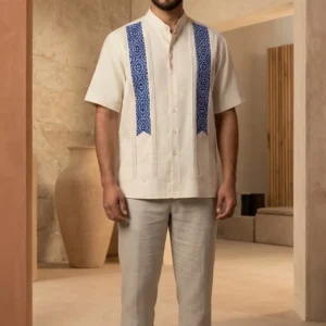 Guayabera bordada en punto de cruz a mano con alforjas