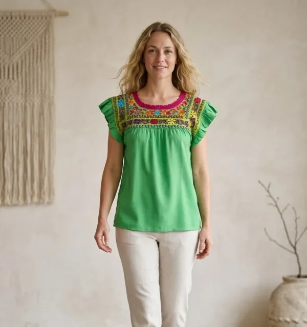 WhatsApp Image 2026-06-06 at 4.34.32 PM (2) blusa basica cajon completo deshilado margaritas