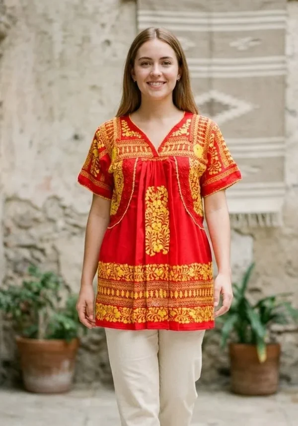 Blusa roja deshilada de moños y bordada todo en amarillo
