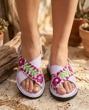 Huarache Artesanal de Piel de Vaca con Bordado en Hilo de Seda