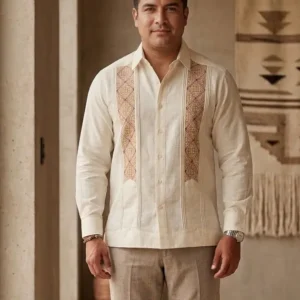 Guayabera en punto de cruz hecha a mano con cuello sport