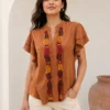 Blusa Toque de Seda Bordado Pensamientos
