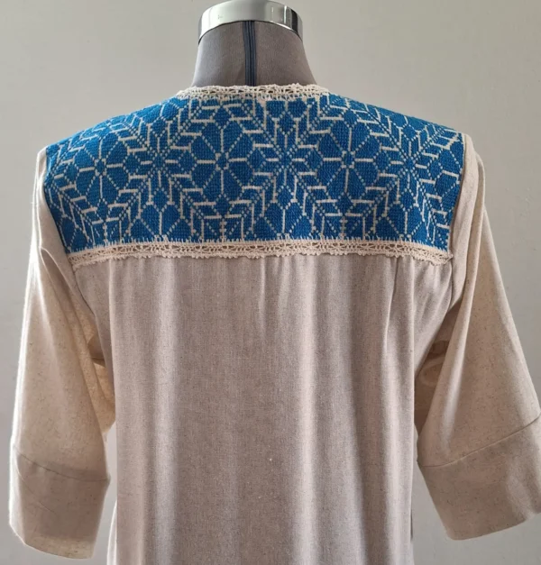Vestido lino beige  con bordado azul turquesa