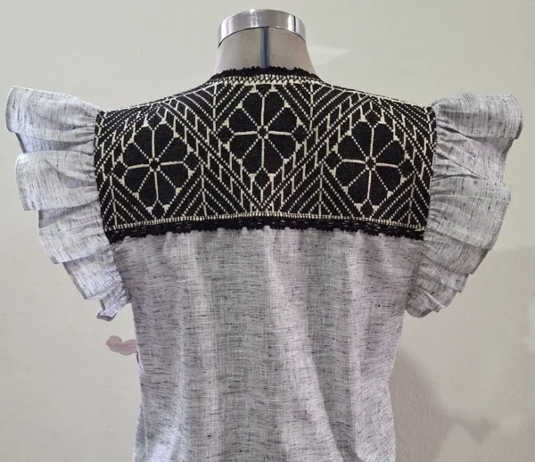 Vestido tela negra jaspeada con bordado negro