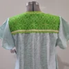 Vestido tela jaspeada verde menta con bordado limón