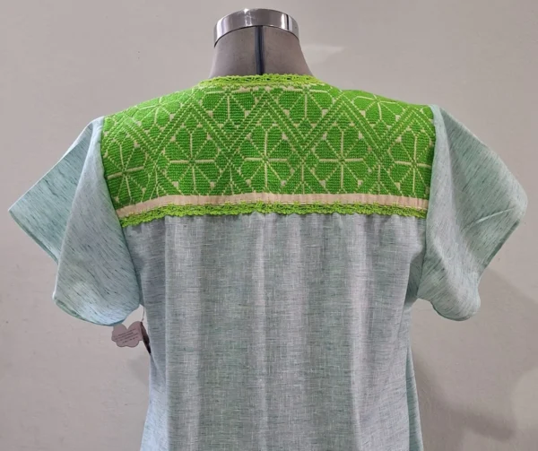 Vestido tela jaspeada verde menta con bordado limón