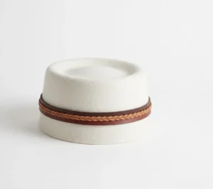 Toquilla café con trenza a la mitad
