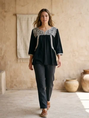 WhatsApp Blusa negra con plata, cajón bordado y randa semilla de cuello