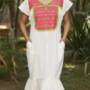 Vestido tela manta con bordado rojo chillón