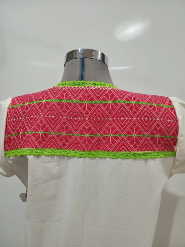 Vestido tela manta con bordado rojo chillón