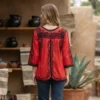 Blusa artesanal con bordado de pensamientos en rojo cereza