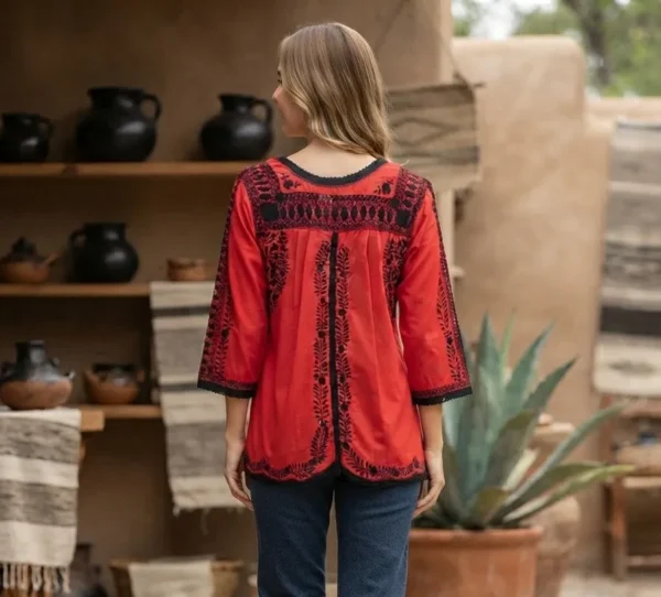 Blusa artesanal con bordado de pensamientos en rojo cereza