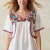 Blusa artesanal bordada con margaritas multicolor