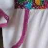 Blusa artesanal bordada con margaritas multicolor
