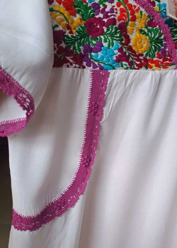 Blusa artesanal bordada con margaritas multicolor