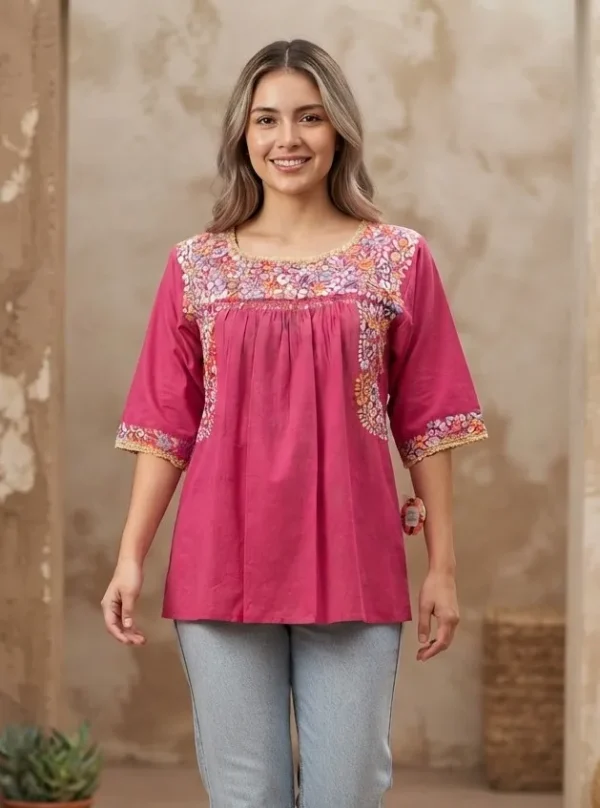 WhatsApp Image 2026-10-06 at 3.57.52 PM Blusa básica con bordado de margaritas