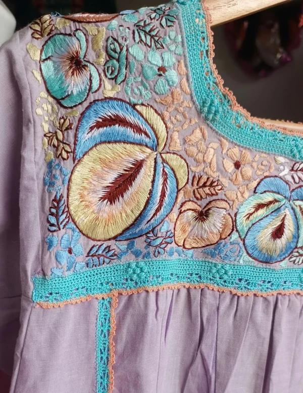 Vestido con cajón de pensamientos delineados