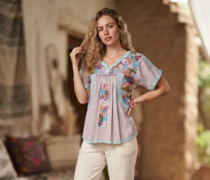 Blusa básica multicolor con pensamientos