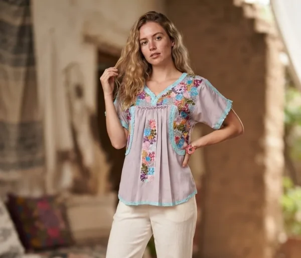 Blusa básica multicolor con pensamientos