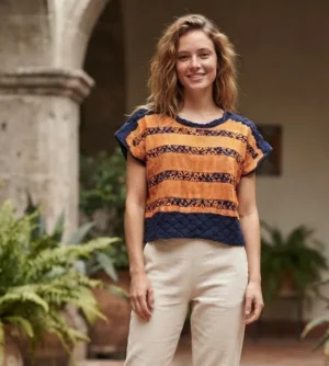 Blusa tipo huipil corto de telar de pedal con rombos
