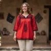 Blusa artesanal con bordado de pensamientos en rojo cereza