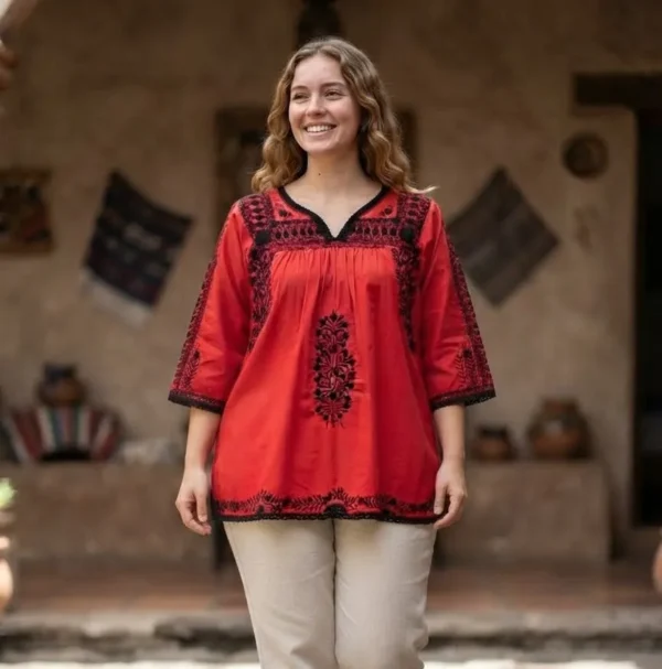 Blusa artesanal con bordado de pensamientos en rojo cereza