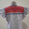 Vestido tela jaspeada marino con bordado rojo