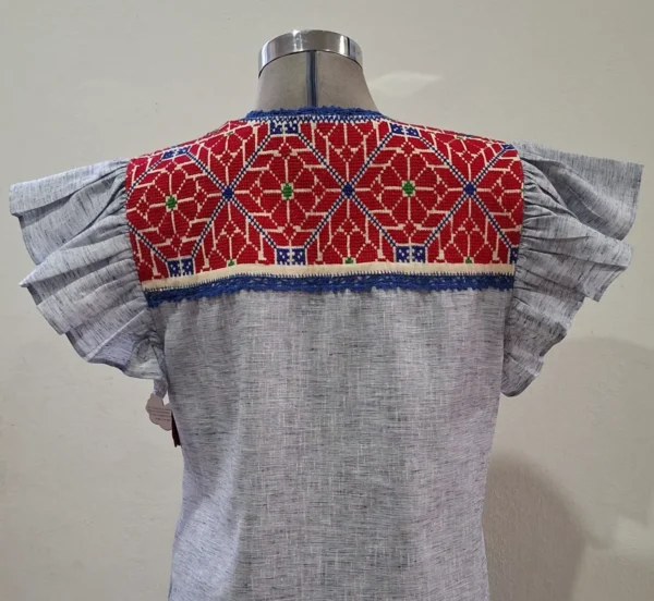 Vestido tela jaspeada marino con bordado rojo