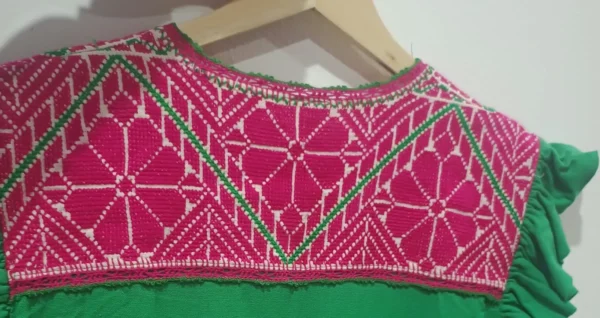 Vestido tela lino verde con bordado fiusha V