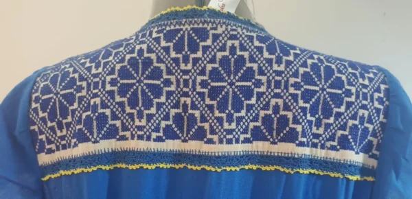vestido de coctel largo bordado punto de cruz