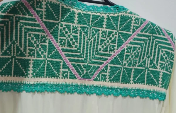 vestido coctel largo bordado punto de cruz