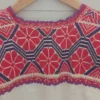 Vestido hueso punto de cruz rojo con morado