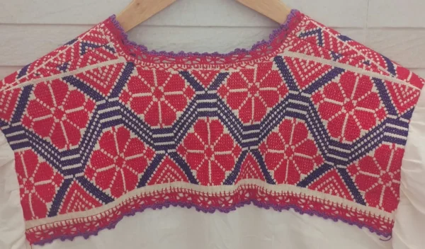Vestido hueso punto de cruz rojo con morado