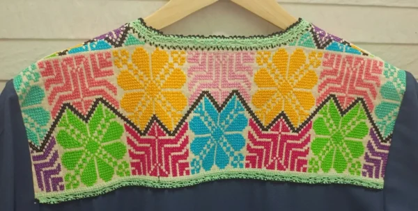 Vestido punto de cruz marino bordado colores