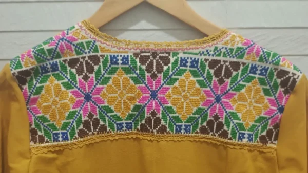 Vestido mostaza bordado punto de cruz