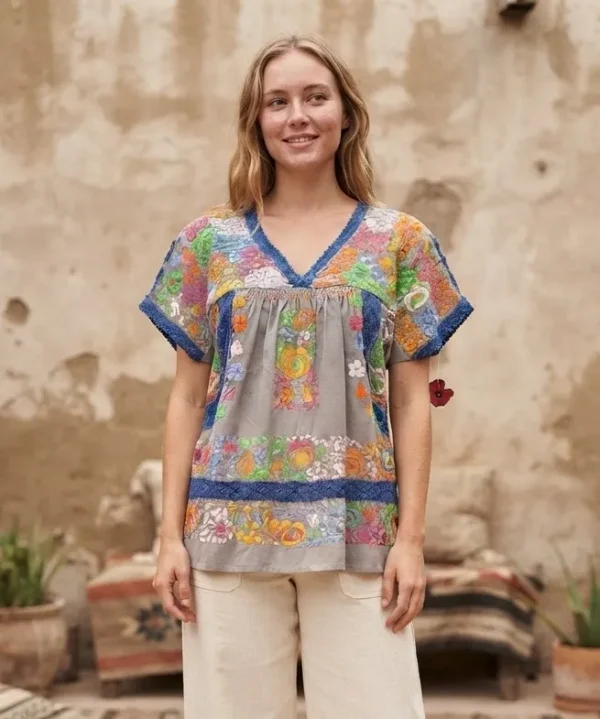 Blusa de lino con bordado multicolor y detalles artesanales