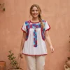 Blusa solo bordada estampada fondo blanco