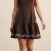 Vestido café estilizado